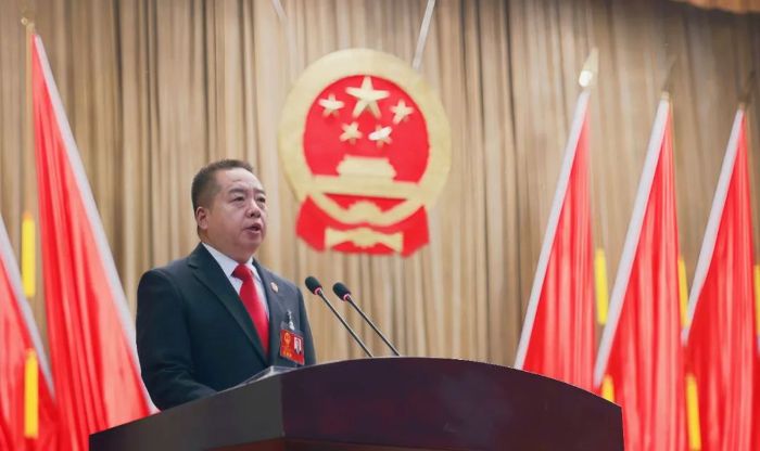 莱州法院院长王春东向莱州市第十九届人民代...